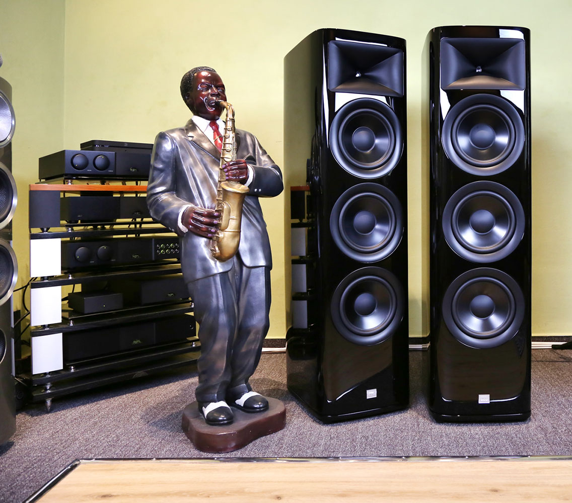 Thanh Tung Audio - Revel speakers and a TV